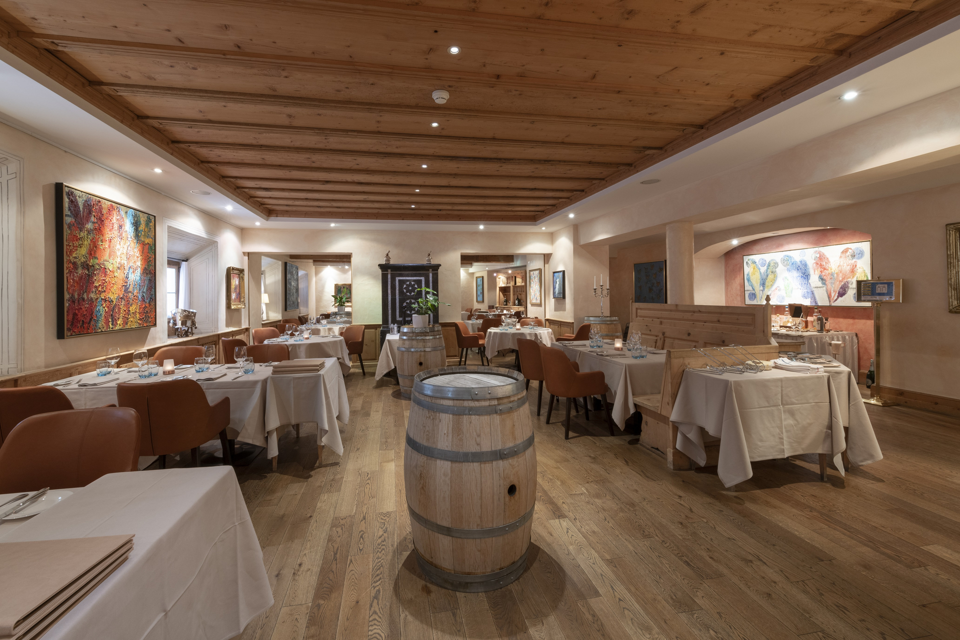 Restaurant_Mono.jpg